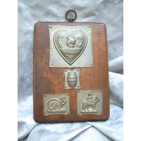 Antike Figürliche Schokolade/Süßigkeiten Zinn Schimmel Auf Holz Für Wand-Display Montiert Antike Figürliche Schokolade/Süßigkeiten Zinn Schimmel Auf Holz Für Wand-Display Montiert von VastVintageVisions