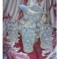 Antikes Fenton Opaleszierende Münze Dot Optik Großer Krug Mit Trinkgläser Antikes Fenton Opaleszierende Münze Dot Optik Großer Krug Mit Trinkgläser von VastVintageVisions