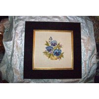 Exquisiter Handgerahmter Handgefertigter Crewelwork/Nadelpunkt Korb Aus Stiefmütterchen Floraler Wandbehang von VastVintageVisions