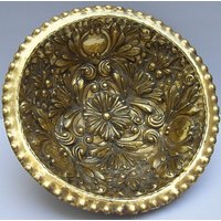 Großen Verzierten Repousse Messing Footed Herzstück Schüssel Mit Blume Und Medaillon Muster Großen Verzierten Repousse Messing Footed Herzstück Schüssel Mit Blume Und Medaillon Muster von VastVintageVisions