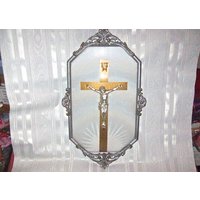 Großes Antikes Metall Kruzifix Ummantelt Hinter Konvexen Glas Filigrane Hängende Wandrahmen Großes Antikes Metall Kruzifix Ummantelt Hinter Konvexen Glas Filigrane Hängende Wandrahmen von VastVintageVisions