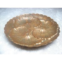 Vintage Gemacht in Den Usa. Bruce Hunt Design Massivem Kupfer Hochrelief Seerosen Überbacken Gericht Vintage Gemacht in Den Usa. Bruce Hunt Design Massivem Kupfer Hochrelief Seerosen Überbacken Gericht von VastVintageVisions