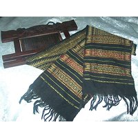 stoff/Ronner Kleiderbügel Wandtextil Display - Geschnitztes Holz Und Antiker Webstuhl Shuttle An Der Spitze stoff/Ronner Kleiderbügel Wandtextil Display - Geschnitztes Holz Und Antiker Webstuhl Shuttle An Der Spitze von VastVintageVisions