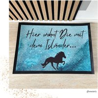 Fußmatte Islandpferd - „Hier Wohnt Die Mit Dem Isländer" Geschenk Für Reiterin Isländer Deko Den Eingangsbereich 3 Farben 60x40cm Fußmatte Islandpferd - „Hier Wohnt Die Mit Dem Isländer" Geschenk Für Reiterin Isländer Deko Den Eingangsbereich 3 Farben 60x40cm von VeWiArts