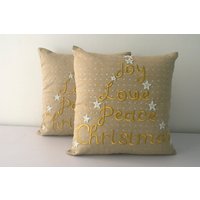 Wunderschönes Handbesticktes Weihnachtskissen in Goldfarbe von VedahDesigns