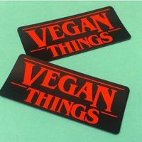 Vegan Things Magnet - Tv Show Fan Art Style Kühlschrank Decal Veganismus Gag Geschenk Meme Metalhead Nerd Seltsam Gruselig Vegan- Power Co Vegan Things Magnet - Tv Show Fan Art Style Kühlschrank Decal Veganismus Gag Geschenk Meme Metalhead Nerd Seltsam Gruselig Vegan- Power Co von VeganPowerCo
