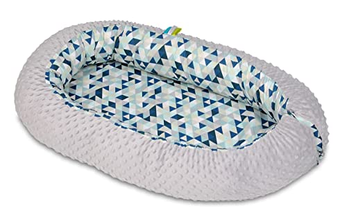 Velinda Kuschelnest Babynest Babynestchen Nestchen Reisebett Wickelauflage Kuschelbett (Muster: Blaue Dreiecke - grau) von Velinda