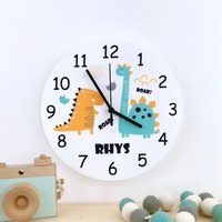 Personalisierte Kinderuhr, Dinosaurier Dekor, Kindergeschenk, Stille Kinderzimmer Uhr, Jungen Name Schlafzimmer Sagen Sie Die Zeit von Vellamaes