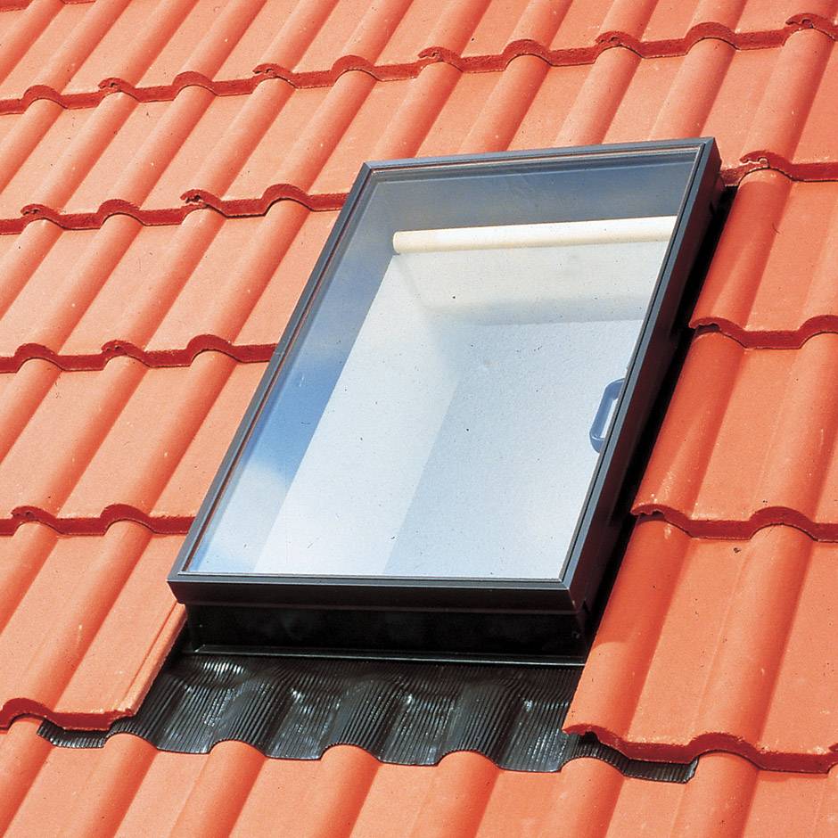 Kunststoff Velux Ausstiegsfenster GVK fürs Kaltdach inklusive Universal-Eindeckrahmen von Velux