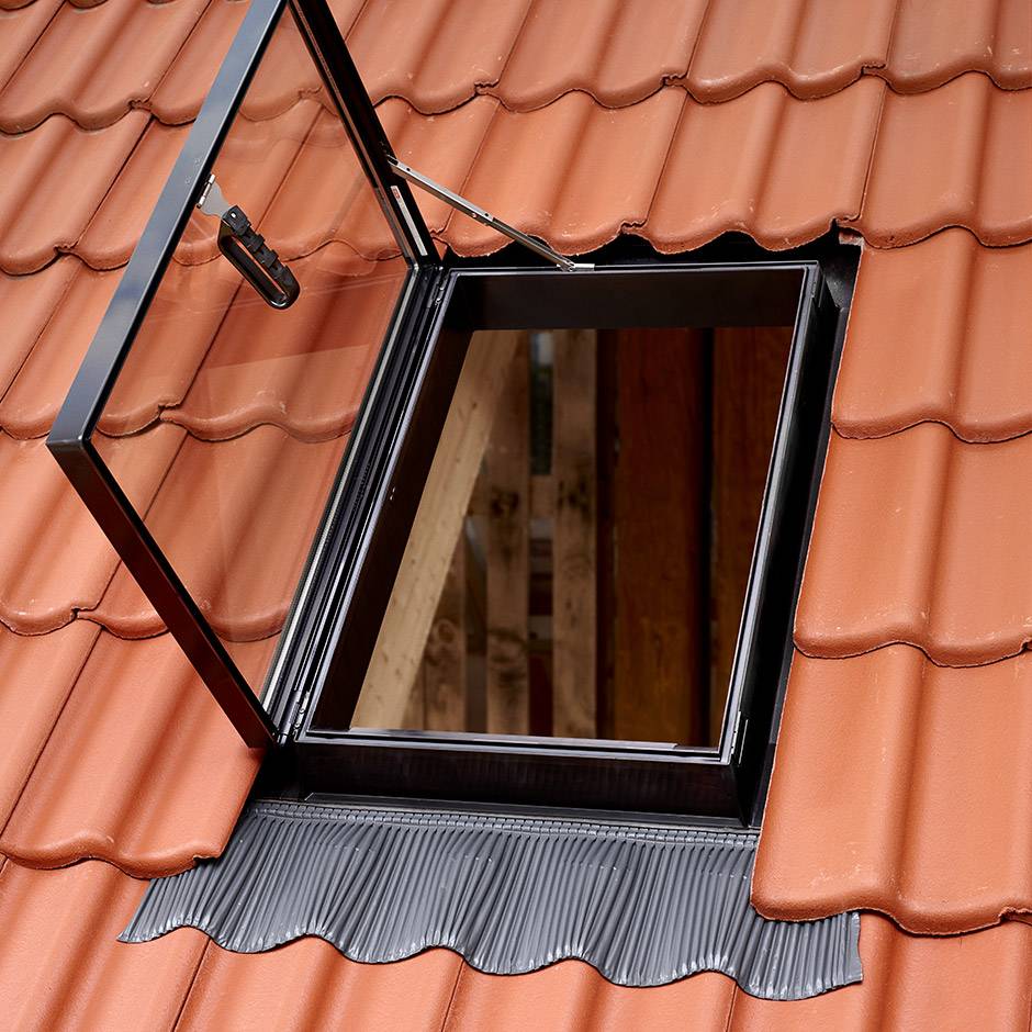 Kunststoff Velux Ausstiegsfenster GVT fürs Kaltdach inklusive Universal-Eindeckrahmen von Velux