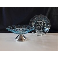 Art Deco Blauer Pressglas Tortenständer Auf Chromsockel Und Passendem Teller von VelvetTambourine