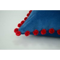 Blaues Kissen Mit Roten Pom Poms // Samt Und Rotes von VelvetandLinenHome
