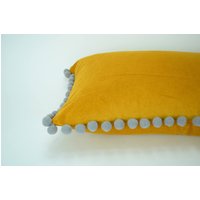 Bommelkissen Senfgelb Samtkissen/Grau Und Gelb von VelvetandLinenHome