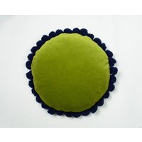 Grün Runde Kissen/Und Marine Runde Pom Samt von VelvetandLinenHome