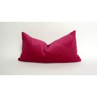 Himbeerfarbener Rechteckiger Samtkissenbezug // Lumbales Samtkissen Fuchsiafarbenes Kissen von VelvetandLinenHome