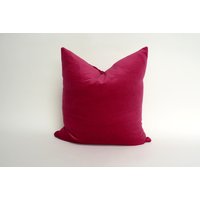 Himbeerfarbener Samtkissenbezug // Himbeerrosa Samtkissen Fuchsiarosa Kissen von VelvetandLinenHome