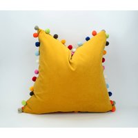 Pom Kissen/Jumbo Senf Samt Gelb Pom-Pom-Kissen von VelvetandLinenHome