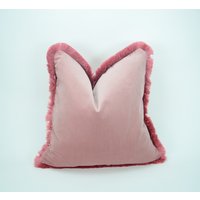 Rosa Brush Fransenkissen, Blush Samtkissen, Samtkissen von VelvetandLinenHome