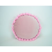Runde Rosa Pom Kissen/Samtkissen Samt von VelvetandLinenHome