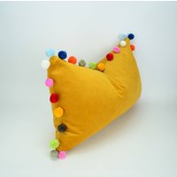 Senf Pom Kissen/Jumbo Samt Gelb Pom-Pom-Kissen von VelvetandLinenHome