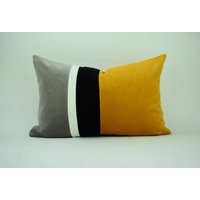 Senfgelbes Und Graues Kissen // Color Block von VelvetandLinenHome