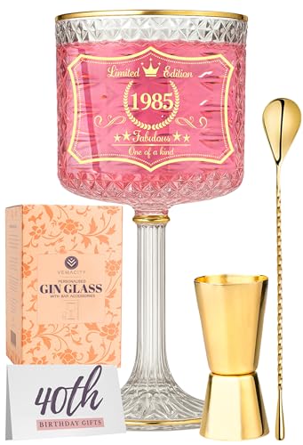 Vemacity Personalisiertes Gin-Glas zum 40. Geburtstag mit Goldrand – Jahr 1985 | 700ml Gin Gläser für Frauen mit Goldenem Cocktaillöffel & Messbecher | Geschenkidee von Vemacity