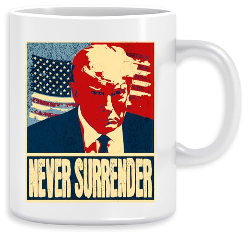 Trump Mugshot -Never Surrender Motivation-Trump Energy Kaffeebecher Becher Tassen Ceramic Mug Cup von Vendax