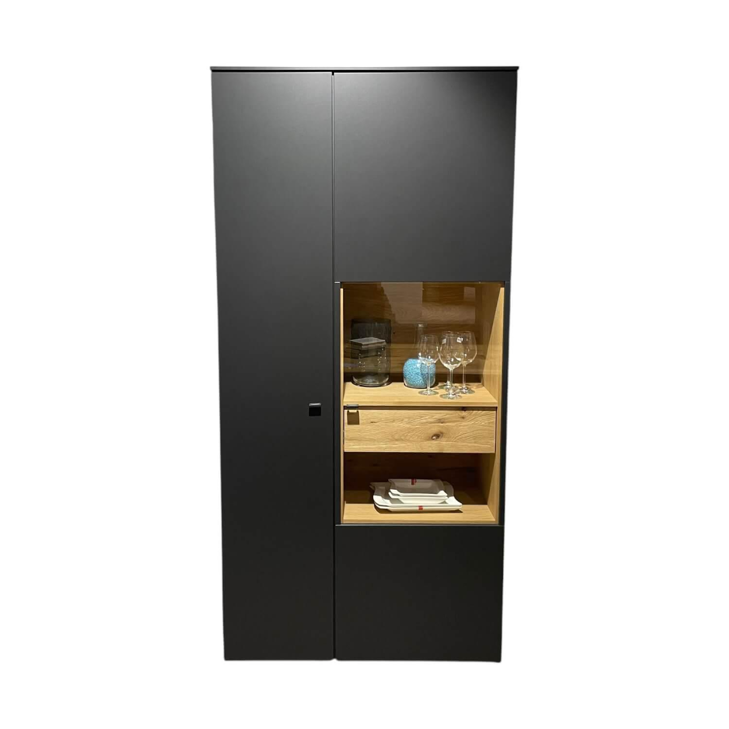 Vitrine Lumea 7268 3893 R Lack Anthrazit Matt Absetzung Eiche Gehackt Gebürstet ... Vitrine Lumea 7268 3893 R Lack Anthrazit Matt Absetzung Eiche Gehackt Gebürstet ... von Venjakob