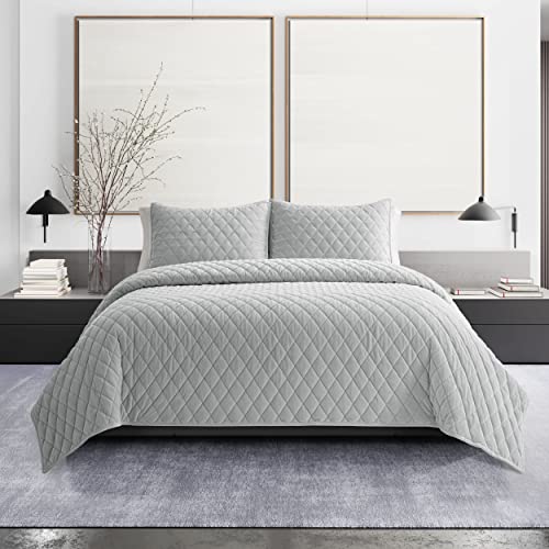 Vera Wang | Diamond Collection | Steppdecken-Set, weicher und luxuriöser Samt, leicht, Ganzjahres-Bettwäsche mit passenden Kissenbezügen, Queensize, Grau Vera Wang | Diamond Collection | Steppdecken-Set, weicher und luxuriöser Samt, leicht, Ganzjahres-Bettwäsche mit passenden Kissenbezügen, Queensize, Grau von Vera Wang