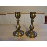 Zwei Schwere Messing-Kerzenhalter in Altem Stil. Höhe 14 cm Zwei Schwere Messing-Kerzenhalter in Altem Stil. Höhe 14 cm von VerasPorzellanladen