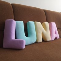 Buchstabenkissen Aus Samt Personalisiertes Kinderzimmerdekor Buchstabenkissen Aus Samt Personalisiertes Kinderzimmerdekor von VerayaToys