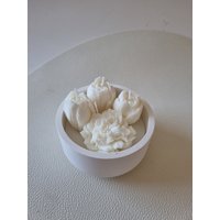 Kerze Im Keramikgefäß Mit Verschiedenen Blüten Blumen Bouquet von Verenalicious