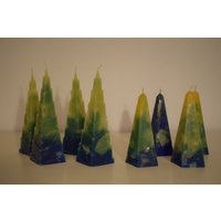 Grün Blaue Adventskerzen in Pyramidenform, Tannenform von VerenasKerzenkunst
