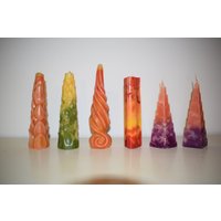Verschiedene Kerzenformen in Orange Weiß Gelb Rot Lila Rosa Grün; Geschwungene Form, Wolkenkratzerform, Flammenform von VerenasKerzenkunst
