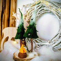 Märchenhafte Wald Deko, Gefilzte Tannenbäume Mit Eule & Lagerfeuer , Filz Handarbeit Auf Holzscheibe, Winter Deko Kinderzimmer von VerfilztesWollezeug