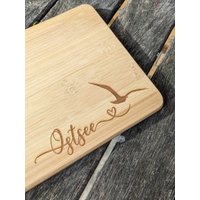 Frühstücksbrettchen Ostsee Und Möwe Graviertes Schneidebrett Aus Bambus Holz Geschenk Geburtstag Ostseeliebe von VerhyggtGluecklich