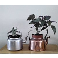 Zwei Vintage Teekannen Aus Metall/Shabby Dekor Übertopf/ Kupfer Und Aluminium Ohne Deckel von VerinVintage