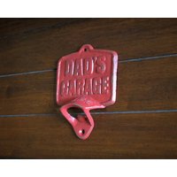 Bieröffner Wandöffner Gusseisen Geschenk Für Papa Mancave Garage Kolonial Rot Oder Wählen Sie Farbe Flaschenöffner Pop Soda Öffner von VeritasInspired