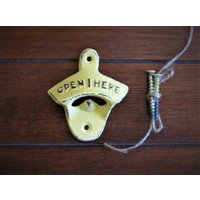 Flaschenöffner/Bieröffner Aus Gusseisen Zitronengelb Oder Farbe Vatertag Geschenk Für Ihn Grill Terrasse Garage Mancave Flaschenöffner/Bieröffner Aus Gusseisen Zitronengelb Oder Farbe Vatertag Geschenk Für Ihn Grill Terrasse Garage Mancave von VeritasInspired