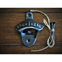 Flaschenöffner/Gusseisen Bier Pop Soda Wandöffner Schwarz Oder Pick Color Retro Stil Mancave Küchendekor Lustiges Geschenk Für Ihn Flaschenöffner/Gusseisen Bier Pop Soda Wandöffner Schwarz Oder Pick Color Retro Stil Mancave Küchendekor Lustiges Geschenk Für Ihn von VeritasInspired