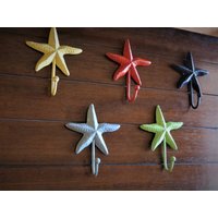 Seestern Wandhaken Set/Bemalte Metall Kleiderbügel Badezimmer Handtuch Haken Strand Cottage Wählen Sie Ihre Farben Meeresakzent von VeritasInspired