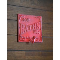 Shabby Chic Badezimmer Haken/Bauernhaus Gusseisen Schild Handtuch Wandhaken Apfelrot Oder Farbe Wählen Metall Aufhänger von VeritasInspired