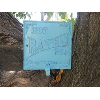 Shabby Chic Badhaken/Gusseisen Schild Handtuchhaken Aqua Blau Oder Farbe Wählbar Metall Wandhaken Badaufhänger Retro von VeritasInspired