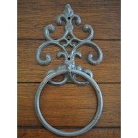 Shabby Chic Handtuch Ring/Dunkelgrau Oder Pick Color Kleiderbügel Schwerer Gusseisen Handtuchhaken Retro Bauernhaus Badezimmer Dekor Fleur De Lis von VeritasInspired