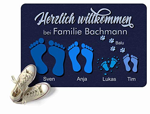 Personalisierte Fußmatte mit Füße & Pfoten Fußabtreter mit Namen von Mama, Papa, Oma, Opa, Kind, Baby, Hund und Katze individuell blau aussen innen Matte waschbar Herzlich willkommen bei Familie von Verlag HE