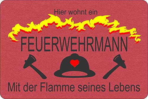 Fußmatte Hier wohnt EIN Feuerwehrmann mit der Flamme seines Lebens Geschenk Einzug Richtfest freiwillige Feuerwehr Hochzeit aussen innen lustig von Verlag HE