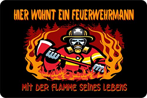 Fußmatte Hier wohnt EIN Feuerwehrmann mit der Flamme seines Lebens Geschenk Einzug Richtfest freiwillige Feuerwehr Hochzeit von Verlag HE