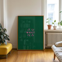 It Is What Poster | Cooles Sprücheposter in Grün & Pink Statement Für Entspannte Vibes It Is What Poster | Cooles Sprücheposter in Grün & Pink Statement Für Entspannte Vibes von VersaPrintsStudio