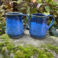 400 Ml Getöpferte Kaffeetasse in Strahlendem Blau Mit Dunklen Tropfen - Ein Farbiger Akzent Für Deine Pause 400 Ml Getöpferte Kaffeetasse in Strahlendem Blau Mit Dunklen Tropfen - Ein Farbiger Akzent Für Deine Pause von VersandderkleinenHex