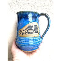 400 Ml Getöpferte Kaffeetasse in Strahlendem Blau Mit Dunklen Tropfen Und Zwei Süßen Eulen - Ein Farbiger Akzent Für Deine Pause 400 Ml Getöpferte Kaffeetasse in Strahlendem Blau Mit Dunklen Tropfen Und Zwei Süßen Eulen - Ein Farbiger Akzent Für Deine Pause von VersandderkleinenHex